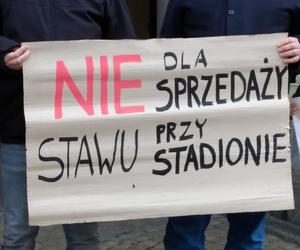 Wraca temat sprzedaży działki przy stadionie Tarczyński Arena. Ekolodzy protestują [ZDJĘCIA]