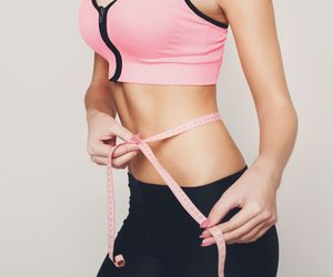 Jak mierzyć obwody ciała? Wskazówki, jak zmierzyć obwód bicepsa, barków, talii, bioder i ud