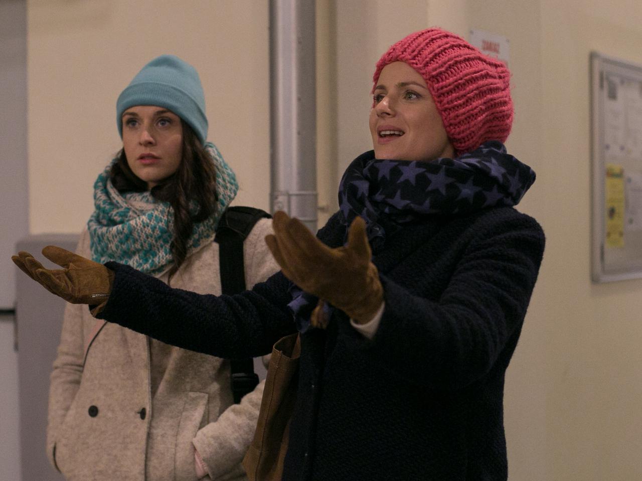 Singielka odcinek 129 Natalia (Julia Kamńska), Elka (Paulina Kowalik)