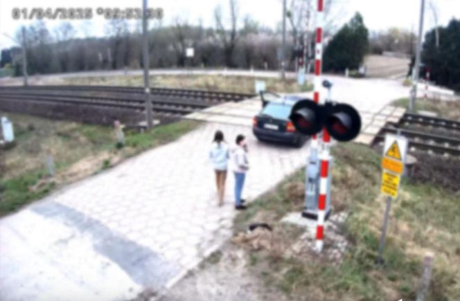 O krok od tragedii. Samochód zepsuł się im na przejeździe. LIczyły się sekundy