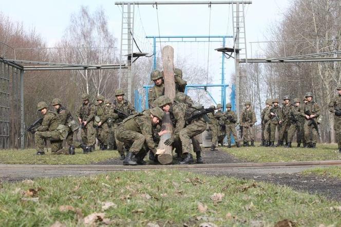 Akademia Wojsk ladowych we Wrocławiu przyjmie niemal 900 osób. Gwarantuje wyżywienie i atrakcyjne uposażenie