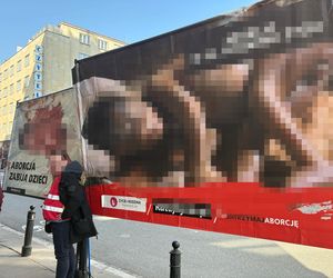 Dziennikarka „Super Expressu” oblana farbą i wyrzucona z pikiety antyaborcjonistów. „Wynocha z mojego zgromadzenia!”