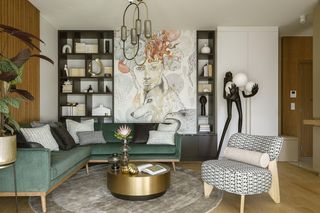 Zielona sofa, autorska tapeta, złoto, lamele i drewno. Tak tuż obok Łazienek urządziła się finansistka