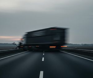 Ciężarówka z mostem zablokowała S17. Kierowcy czekają na przełom?