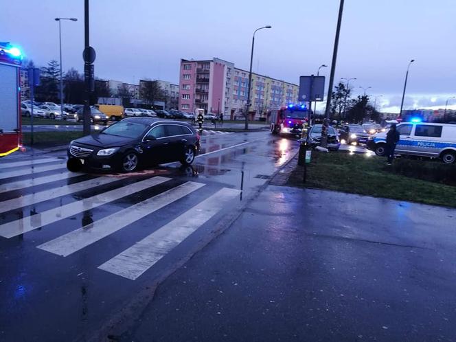 Samochód uderzył w latarnię. Mężczyzna trafił do szpitala