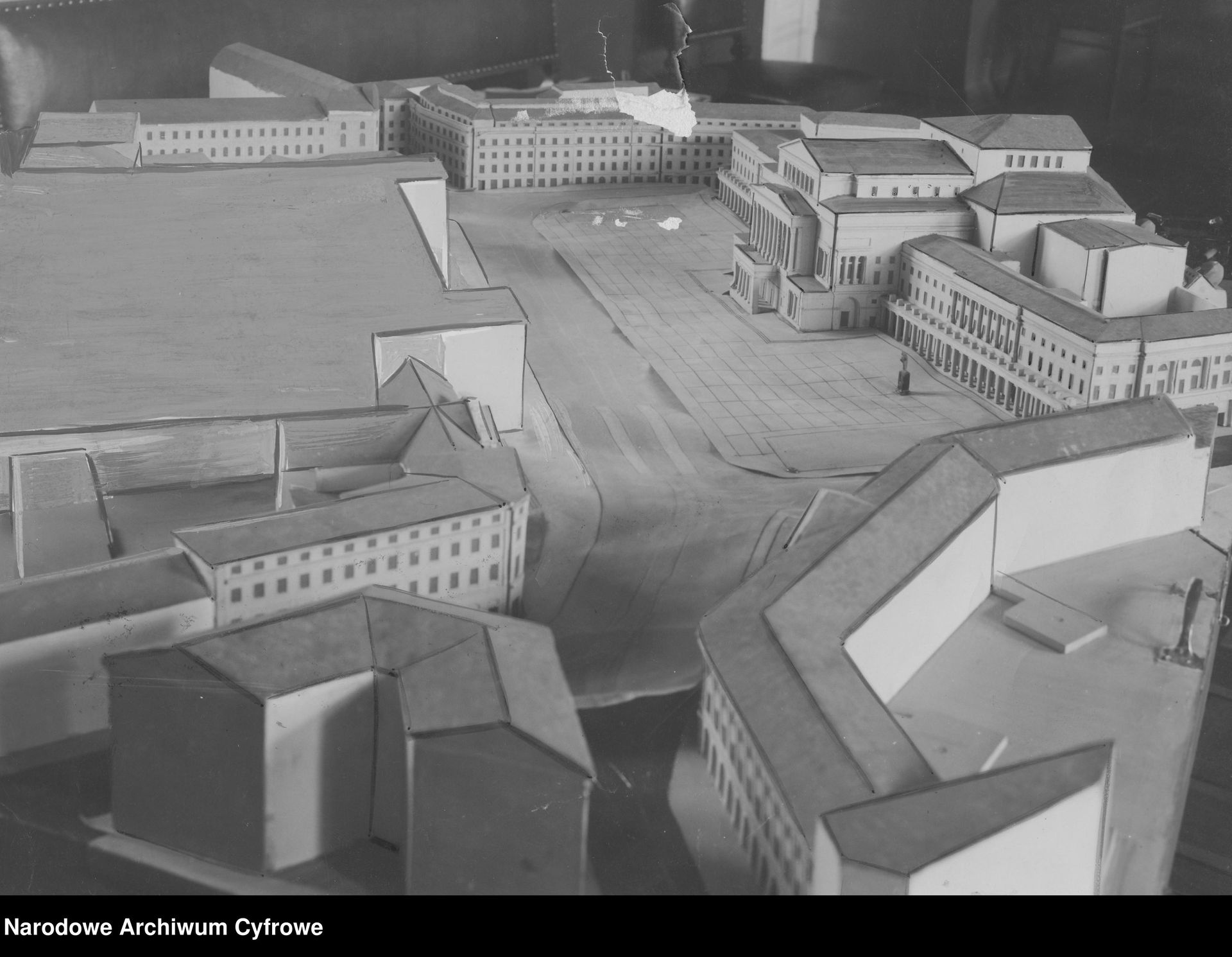 Archiwalne zdjęcia Placu Teatralnego i Pałacu Jabłonowskich