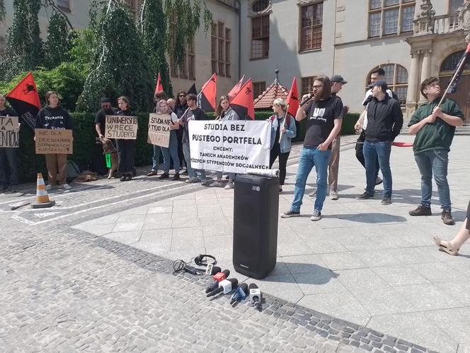 Protest studentów przed rektoratem UAM