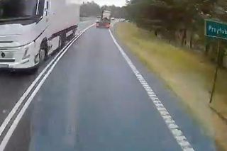 Na DK 10 pod Bydgsozczą rozpędzona ciężarówka z naczepą wjechała w osobówkę. Policjanci mówią o szczęściu w nieszczęściu