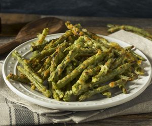 Fasolka szparagowa jeszcze nigdy nie była tak pyszna. Wystarczy, że posypiesz ją tym serem 