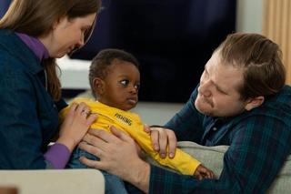 Na dobre i na złe odc. 914. Mojżesz (Rita Shalanyuy), Marlena (Agata Grzymała), Dawid (Robert Czerwiński) Zawilscy