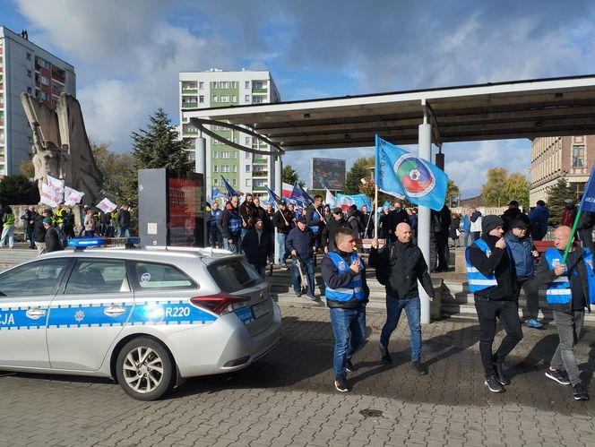 Hutnicy i koksownicy wyszli na ulice w Dąbrowie Górniczej. Apel do rządu o ratunek dla branży i tysięcy miejsc pracy
