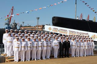 Putin podczas podniesienia bandery na Kniaziu Pożarskim