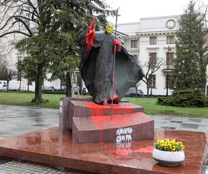 Pomnik Jana Pawła II oblany farbą. Policja szuka sprawców