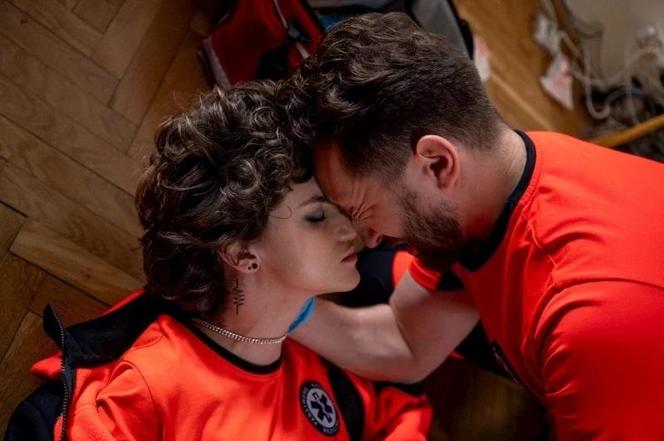Na sygnale odc. 580. Piotr Strzelecki (Dariusz Wieteska), Karolina (Klaudia Janas) 	