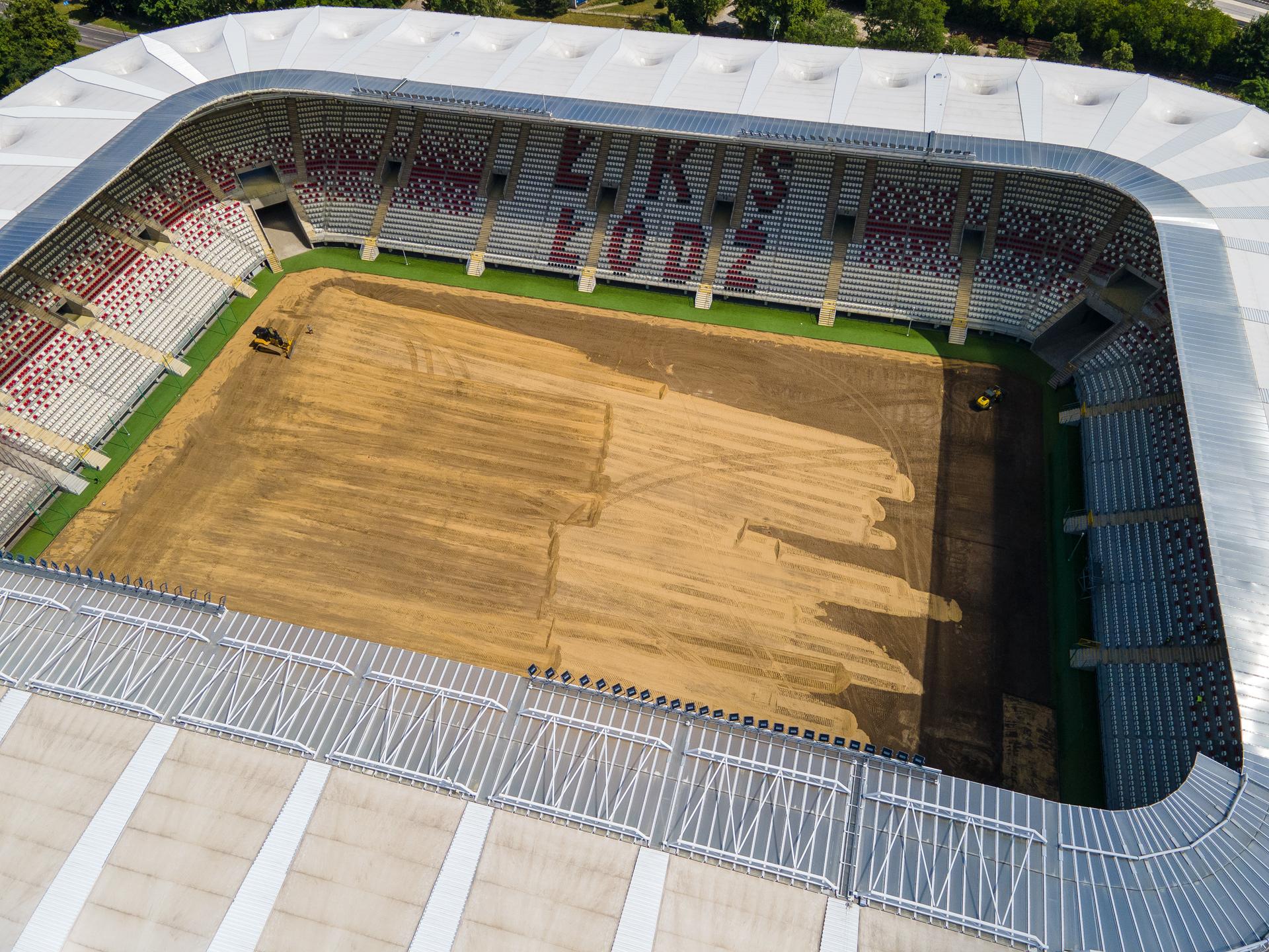 ¡El Estadio ŁKS será como el Estadio Nacional!  Se reemplaza la hierba