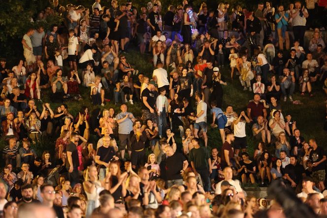 Widowisko „Arret d’Urgence” w wykonaniu grupy Akoreacro podczas Carnavalu Sztukmistrzów 2023
