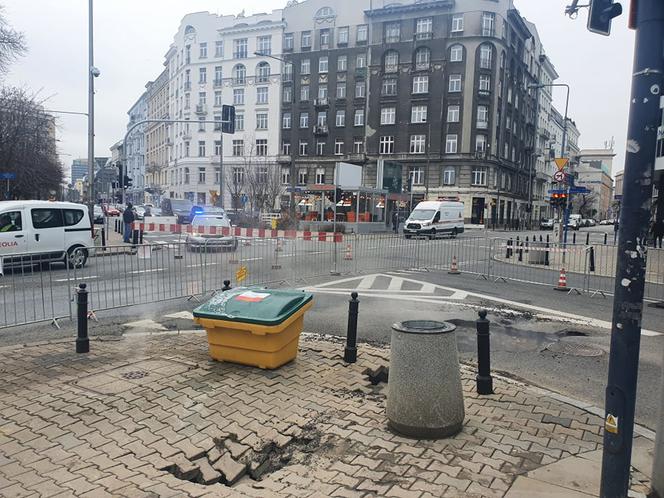 Awaria ciepłownicza w Warszawie 8.12.21! Kłęby dymu na Pięknej i Mokotowskiej! 