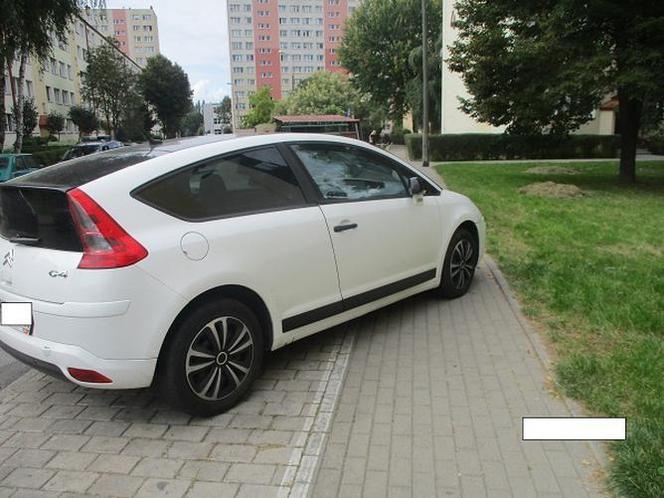 Nie chce im się czy nie potrafią? Tak parkują w Płocku "bezmyślni kierowcy" [ZDJĘCIA]