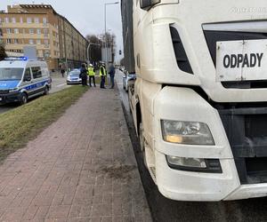 Wypadek w Częstochowie. Mężczyzna wszedł pod ciężarówkę
