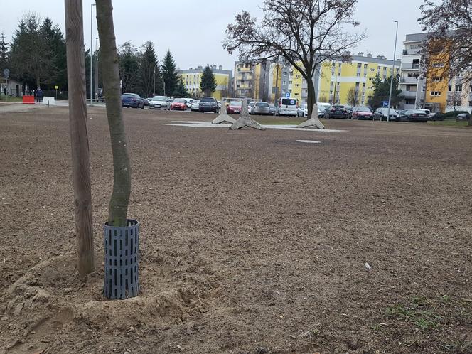 To nie przypadek. Krzyż i zapory przeciwczołgowe na skwerze przy WKU w Lesznie