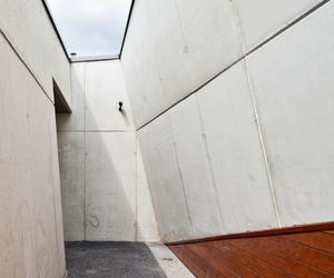 Pawilon w Brzezince, beton architektoniczny