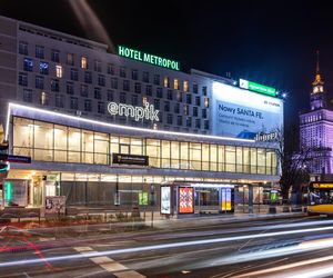 Pawilon Cepelia po zmroku - świeci niczym neon