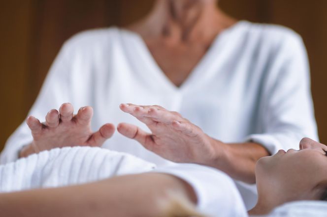 Biorezonans, wlewy witaminowe, a nawet zdalne terapie. Prawie połowa Polaków wierzy, że rząd i big pharma ukrywają lek na raka