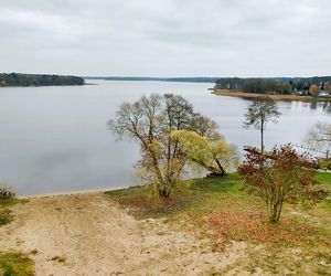   Ta wieś leży nad najdłuższym jeziorem w Polsce. Jest znana z powieści Pan Samochodzik