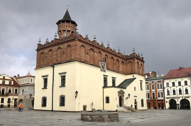 Kamienica Ratajewiczowska znajduje się nieopodal zabytkowego ratusza