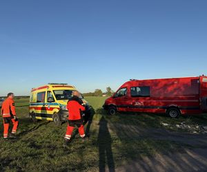 Nietrzeźwy utopił terenówkę w stawie. Potem zaczął pływać i śpiewać