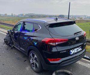 Wypadek między rondami w Lesznie. Zderzyły się dwie osobówki