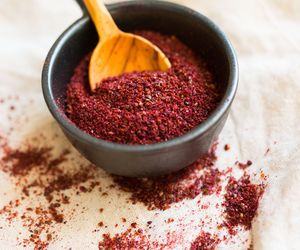 Sumak – przyprawa w kolorze purpury. Jaki ma smak i do czego jej używać?