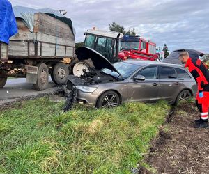 Drogowa demolka pod Rawiczem. Osobówka huknęła ciągnik, aż urwały się koła