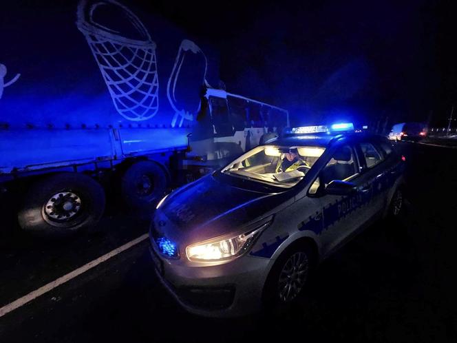  Autobus wbił się w stojaca na poboczu cięzarówkę