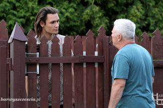 Barwy szczęścia odcinek 1371. Leon Małkowski (Włodzimierz Matuszak), Bartek (Bartosz Gelner)