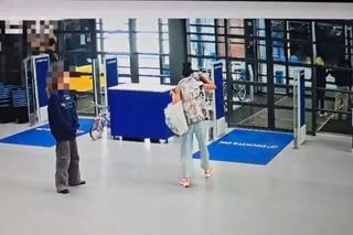 Ukradła i schowała się przed policją za drzewem