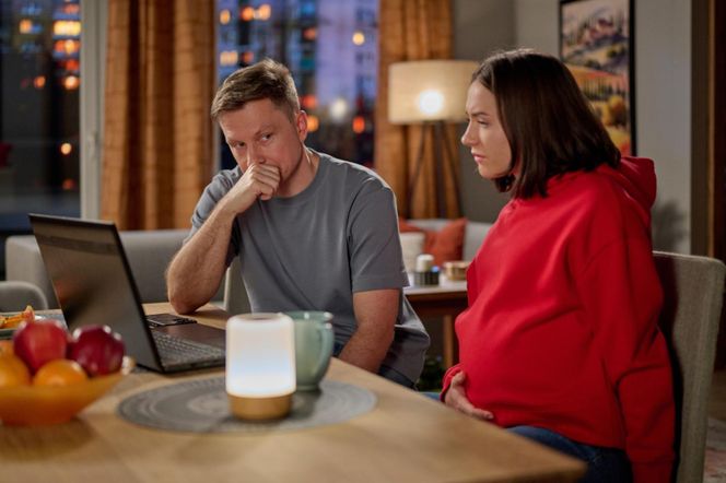 Na Wspólnej, odcinek 4008: Kłopoty Igora i ciężarnej Ani z Julką! Wpakują ją w niebezpieczny biznes - ZDJĘCIA