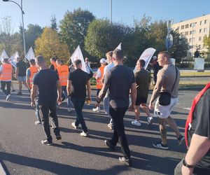 Protest górników w Jastrzębiu-Zdroju. Blokują kluczowe rondo i główne drogi
