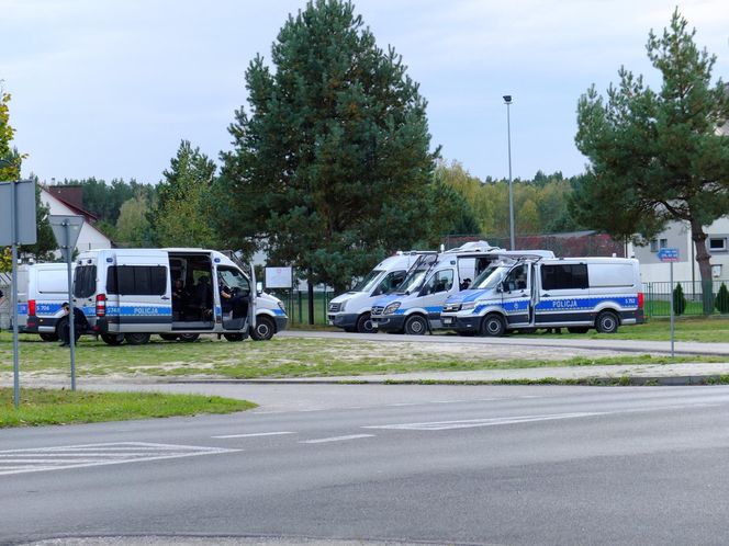 "Są przerażeni". W rodzinnej miejscowości Bartłomiej Blacha roi się od policjantów. 34-latek nadal na wolności