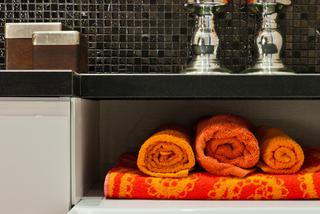 Pomarańczowe ręczniki we wnęce