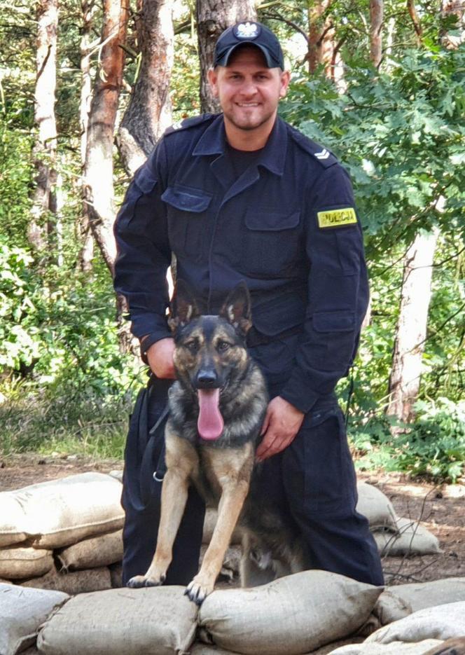 Nowy pies-policjant w Tarnowskich Górach. Ale słodziak! Kubica jest nim zachwycony