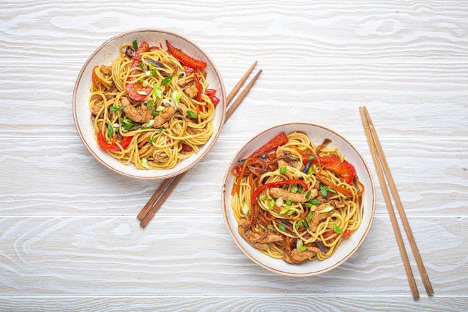 Makaron w azjatyckim stylu. Lo mein zachwyca kubki smakowe