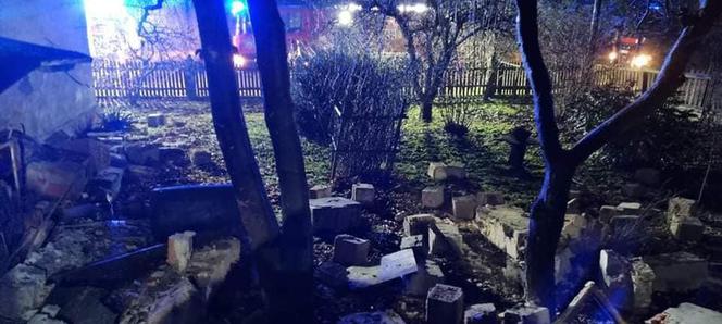 Dom byłego policjanta wyleciał w powietrze. Mężczyzna i jego żona są w ciężkim stanie