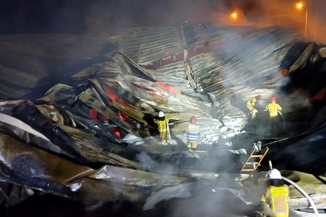 Pożar magazynu w Rudniku nad Sanem. Dogaszanie ognia trwało do rana