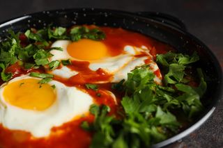 Jajka Bloody Mary wręcz rozpływają się w ustach. Ich przygotowanie jest dziecinnie proste