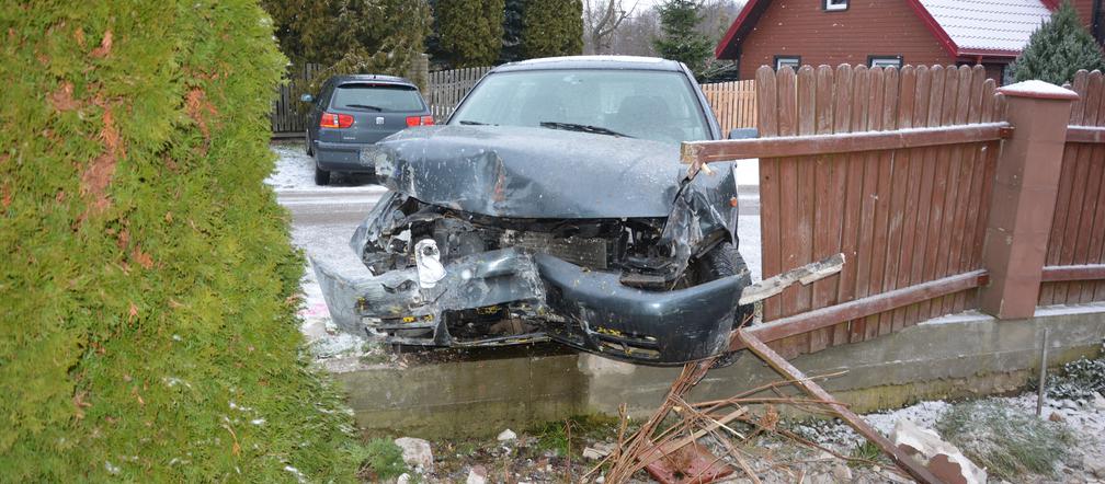 Mała Huta. Pijany 26-latek wjechał w ogrodzenie