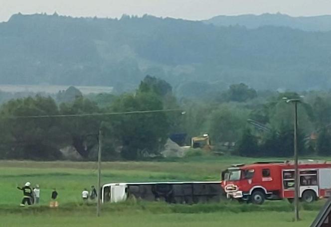 Wypadek autobusu z dziećmi! Są poszkodowani, droga zablokowana