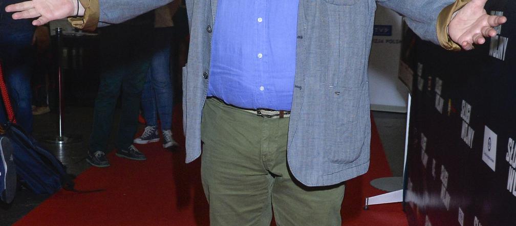 Paweł Królikowski chodzi w czapce 
