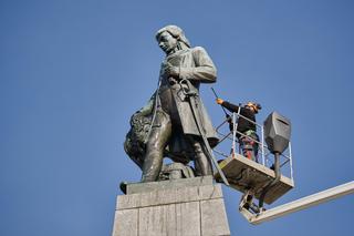 Na otwarcie placu Wolności Kościuszko będzie lśnił czystością. Rozpoczęło się mycie pomnika