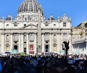 Ostatnie chwile przed pogrzebem Franciszka. Tłumy wiernych na pl. św. Piotra